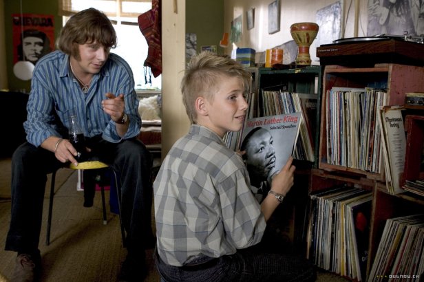 Anders Berthelsen as Freddie, the teacher who encourages Frits (Janus Dissing Ratke)