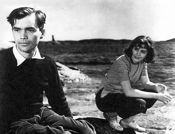 Henrik (Birger Malmsten) and Marie (Maj-Britt Nilsson) on the island