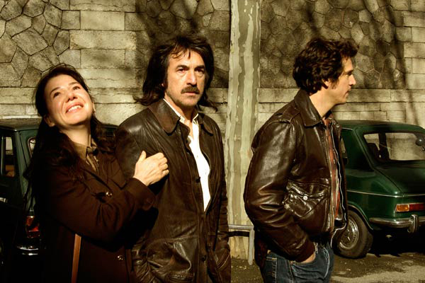 Gabriel (centre) and François with their sister in Liens du sang