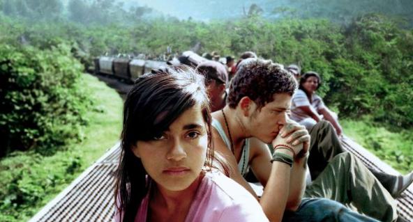 sin-nombre Sayra (Paulina Gaitan) and Willy (Édgar Flores) on the train.
