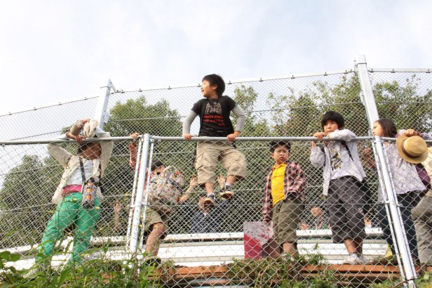 The children wait for the Shinkansen to pass.