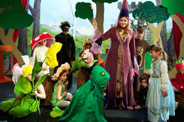 Agnès Jaoui as Marianne attempts to direct her child actors