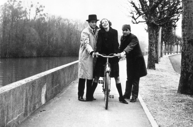 Anna Karina gets help from Sami Frey and Claude Brasseur in Godard's A BANDE A PART (France 1964)