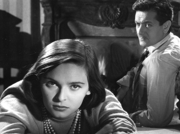 María (Lucia Bose) and Juan (Alberto Closas) as the lovers.