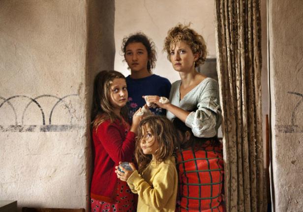 Angelica and her four daughters.
