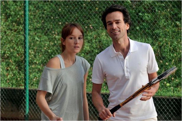 Anaïs Desmoustier and Romain Duris (playing together against Claire's husband Gilles)