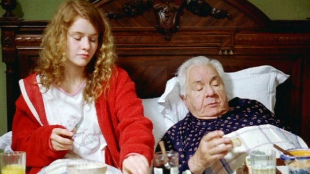 Anna (Clara Augarde) enjoys spending time with her grandfather (Michel Galabru)