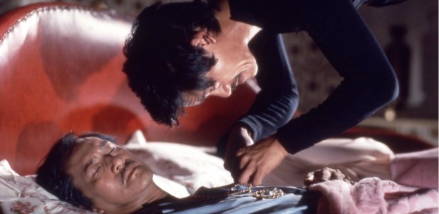 Richard Ng as Dragon attempts to retrieve the diamonds from 'Rich Chan' (Ying Cheung) in a familiar move.