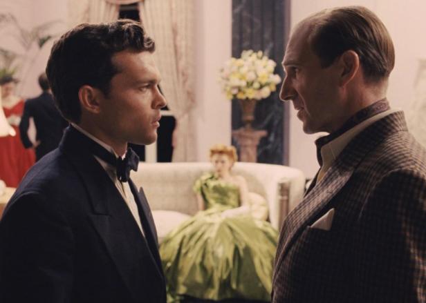 Alden Ehrenreich as singing cowboy Hobie Doyle cast in a 'sophisticated' comedy directed by Laurence Laurentz (Ralph Fiennes). This is one of the standout scenes of Hail, Caesar!