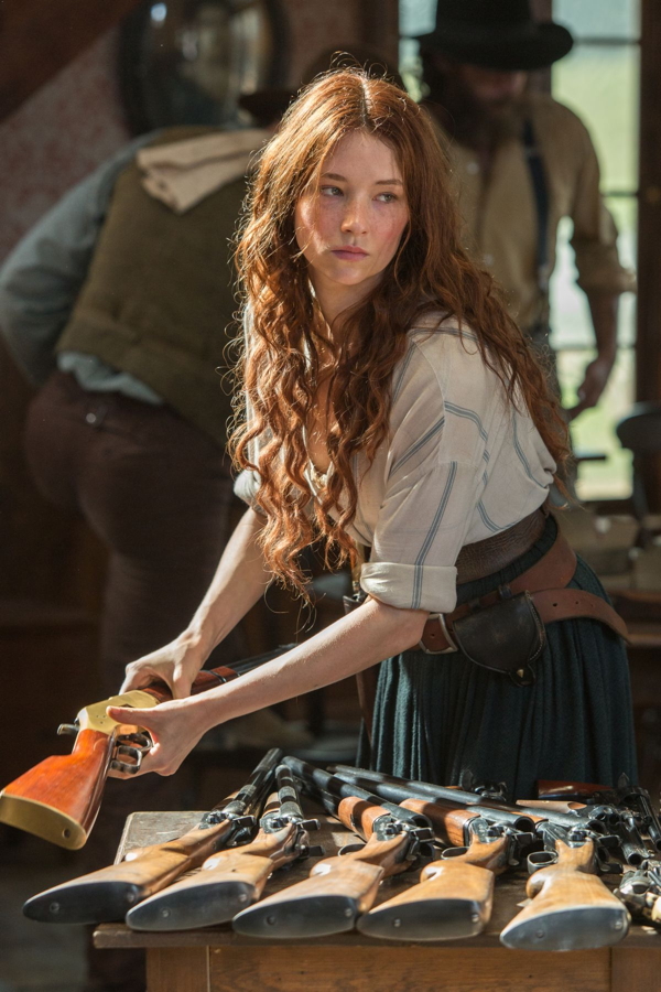 Emma (Hayley Bennett) becomes a sharpshooter – and the effective leader of the town.