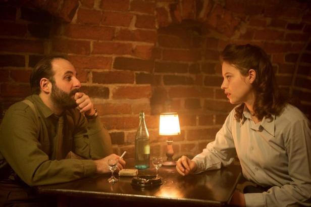 Mathilde with Samuel (Vincent Macaigne)