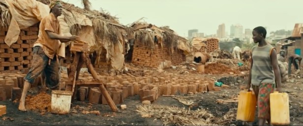 Phiona (Madina Nalwanga) collects water in Katwe.